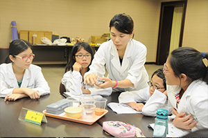 林元媛營養師(左三)教導使用甜度計測量飲料含糖量