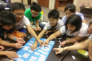 學童透過小組情緒卡片分類競賽，認識情緒狀態