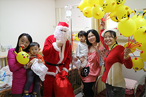 聖誕老公公偕同公關組人員至病房及候診區發放禮物與卡通氣球