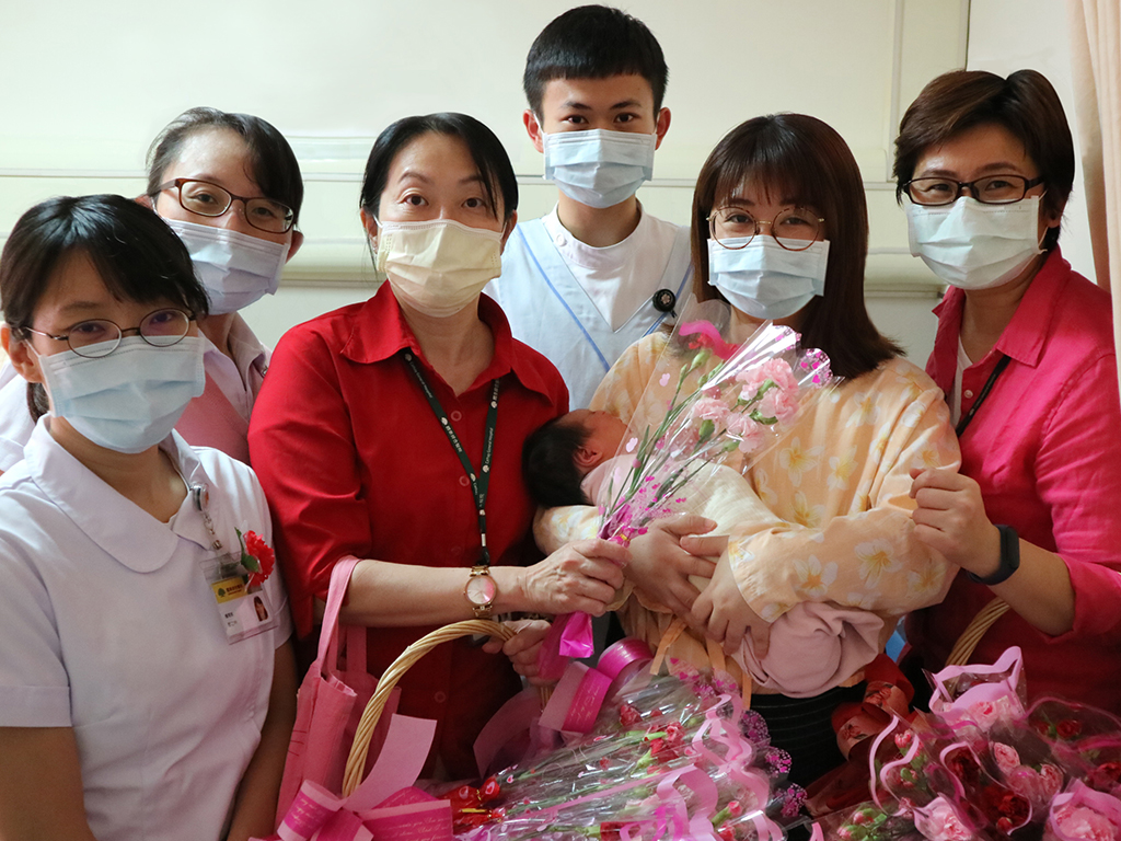 公關組人員偕同護理人員至病房及候診區贈花