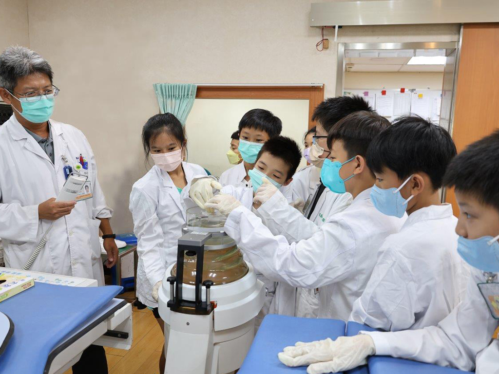 學童參觀泌尿科震波碎石機器