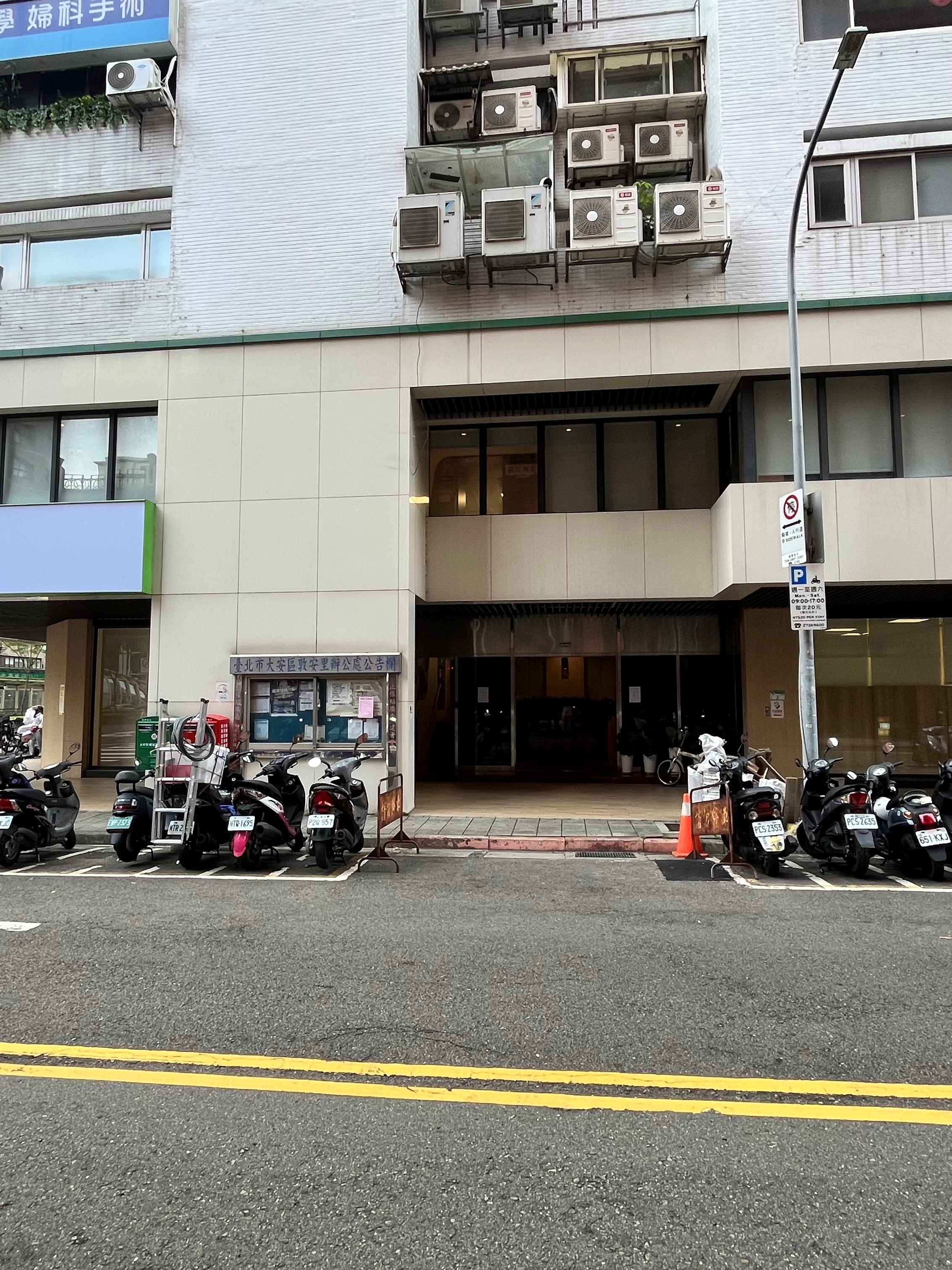 信義臨時門診區側邊乘車處